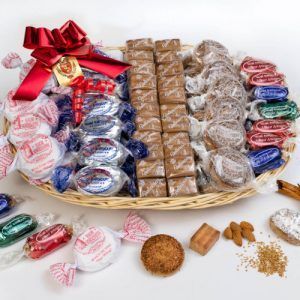 Cesta con polvorones surtidos